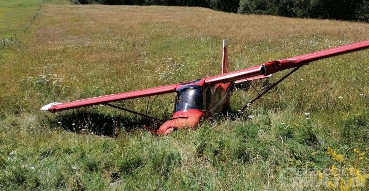 Incidente aereo a Chamois, ultraleggero finisce fuori pista: illesi gli occupanti Incidente aereo a Chamois, ultraleggero finisce fuori pista: illesi gli occupanti