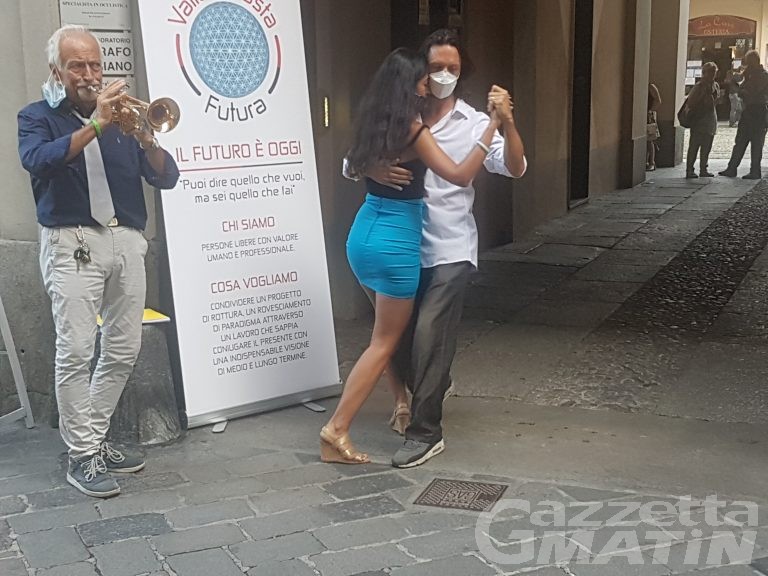 Valle d’Aosta Futura: raccolta firme a ritmo di tango, ma scoppia la polemica con Rinascimento Valle d’Aosta Futura: raccolta firme a ritmo di tango, ma scoppia la polemica con Rinascimento