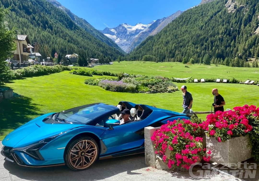 Sian, 819 cavalli, 3 milioni di euro: la prima ibrida Lamborghini sul set fotografico della Valle d’Aosta Sian, 819 cavalli, 3 milioni di euro: la prima ibrida Lamborghini sul set fotografico della Valle d’Aosta