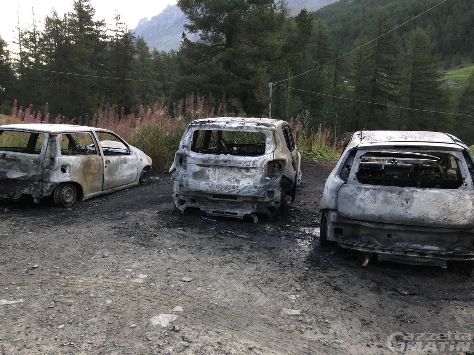 Rhemes-Notre-Dame: rogo nella notte, 3 auto distrutte dalle fiamme Rhemes-Notre-Dame: rogo nella notte, 3 auto distrutte dalle fiamme