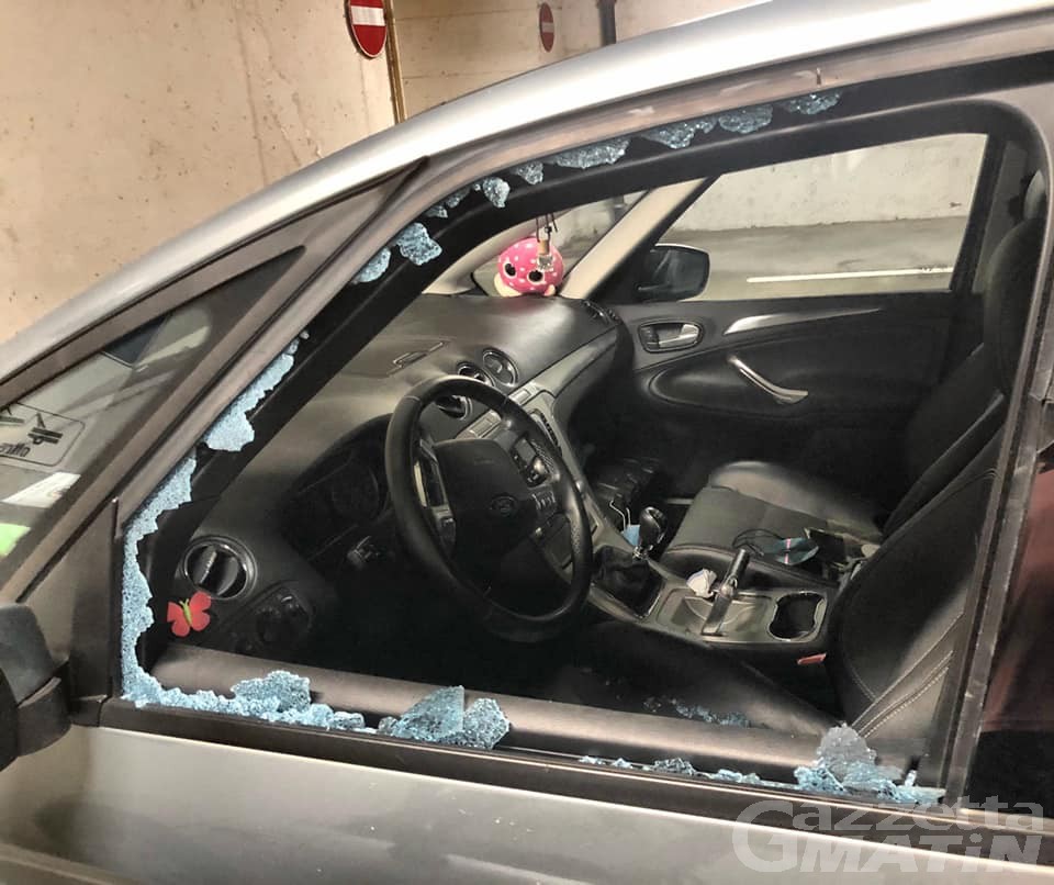 Donnas, vandali in azione: danneggiate diciotto auto nel parcheggio coperto Donnas, vandali in azione: danneggiate diciotto auto nel parcheggio coperto