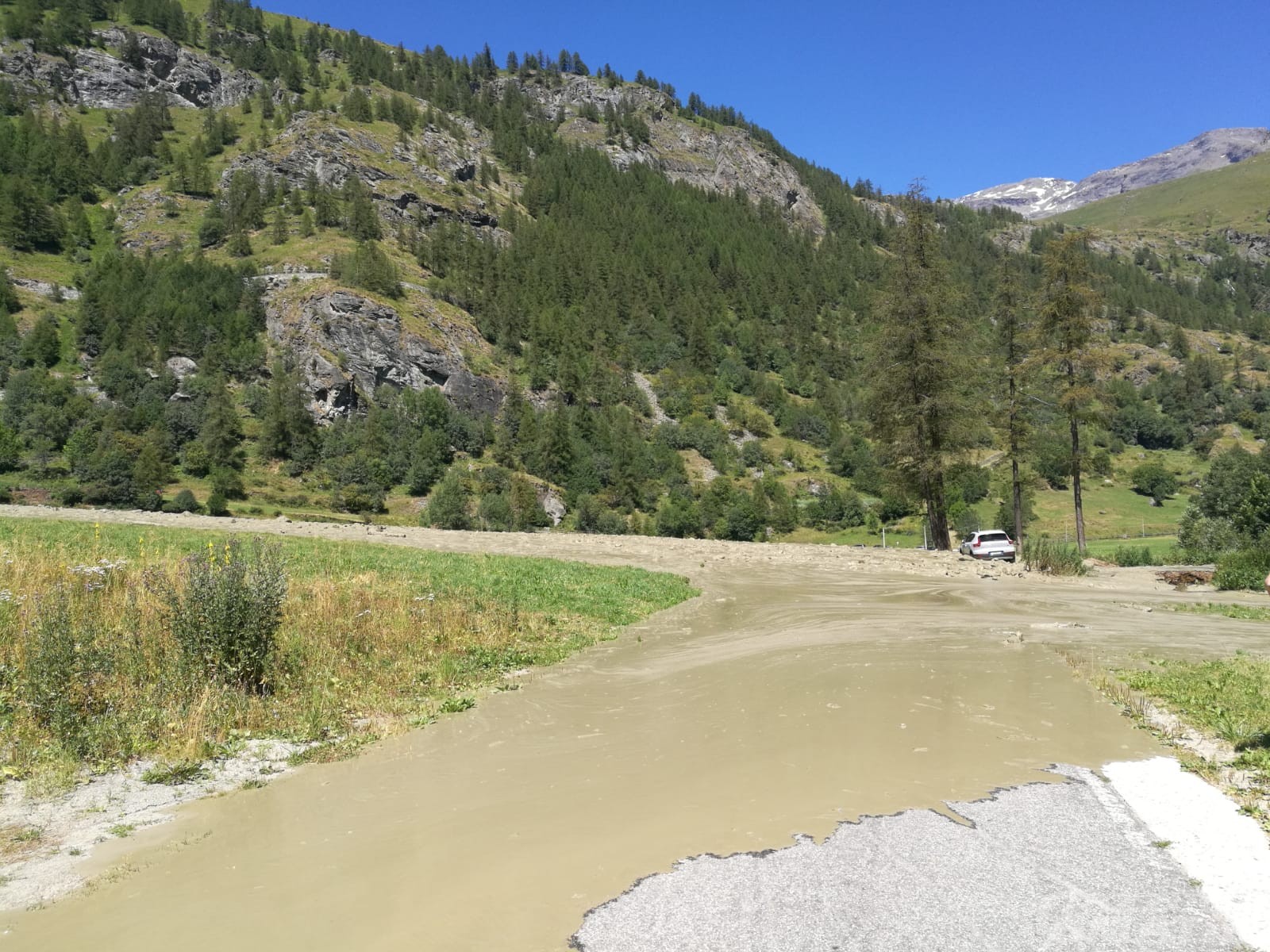 Frana sul Mont Velan: acqua e detriti invadono la strada comunale di frazione Barliard a Ollomont Frana sul Mont Velan: acqua e detriti invadono la strada comunale di frazione Barliard a Ollomont