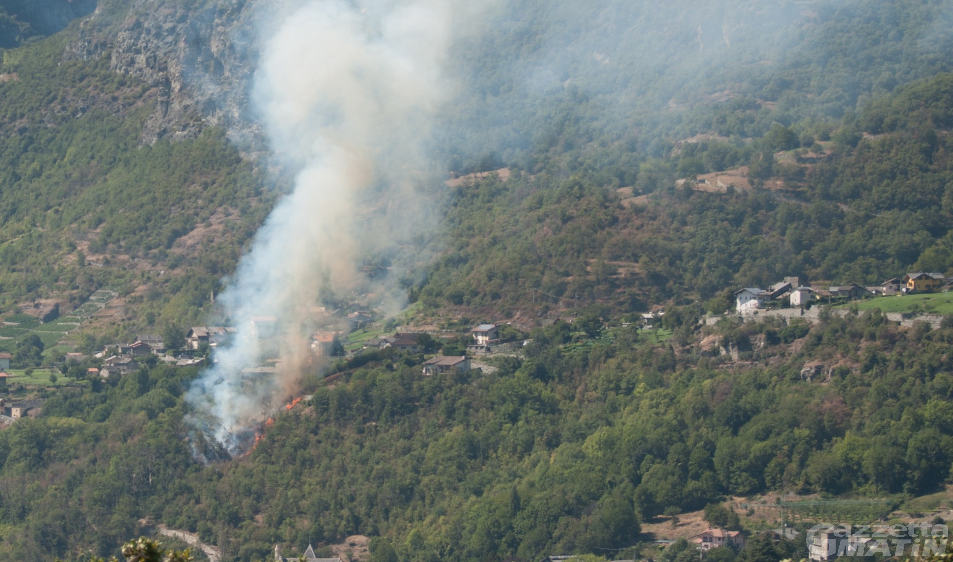 Châtillon, incendio boschivo minaccia alcune abitazioni: intervengono i Vigili del fuoco Châtillon, incendio boschivo minaccia alcune abitazioni: intervengono i Vigili del fuoco