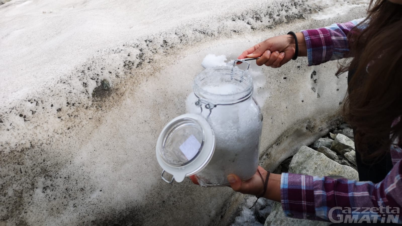 Allarme ambiente: in Valle d’Aosta nevica (anche) plastica, 25 kg ogni anno Allarme ambiente: in Valle d’Aosta nevica (anche) plastica, 25 kg ogni anno