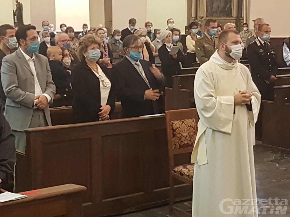 Aosta, San Grato al tempo del Coronavirus: niente processione e tanti fedeli rimasti sul sagrato della Cattedrale Aosta, San Grato al tempo del Coronavirus: niente processione e tanti fedeli rimasti sul sagrato della Cattedrale