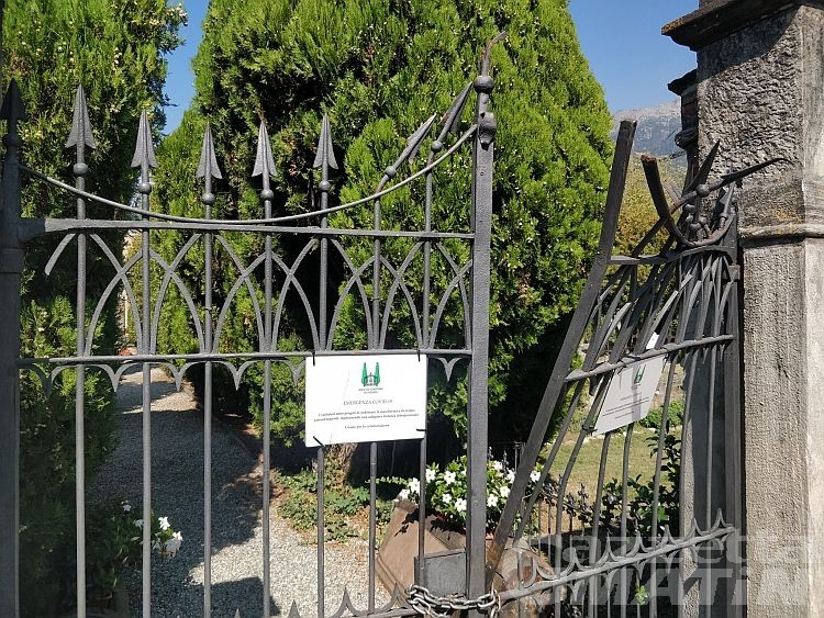 Ubriaco danneggia con uno scavatore il cancello del cimitero di Aosta: 39enne patteggia Ubriaco danneggia con uno scavatore il cancello del cimitero di Aosta: 39enne patteggia