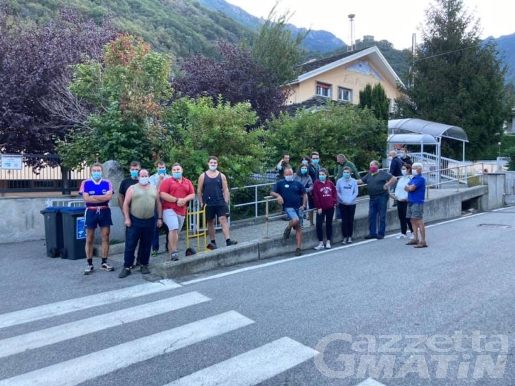 Scuola Arnad, il Comune chiama, rispondono in 35: trasloco arredi completato in 3 ore Scuola Arnad, il Comune chiama, rispondono in 35: trasloco arredi completato in 3 ore