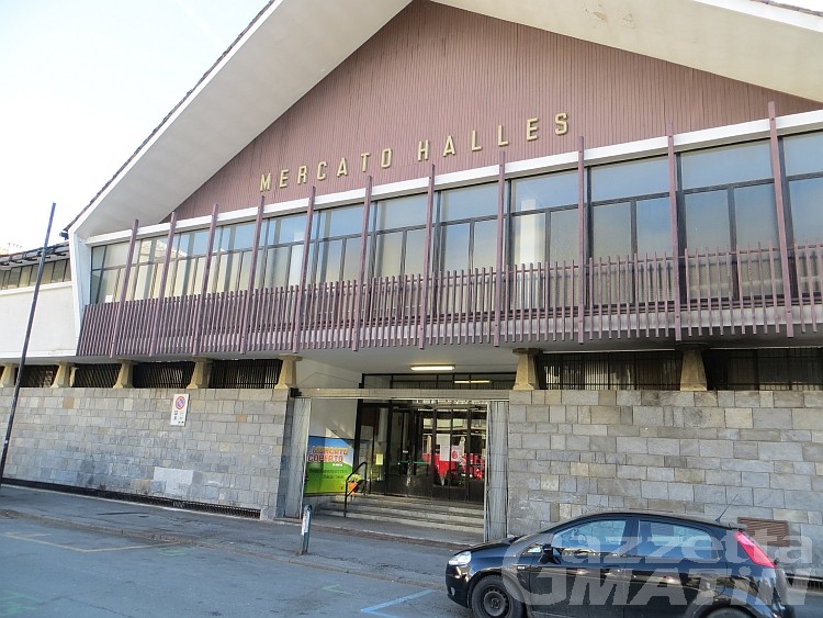 Aosta: agricoltori al primo piano del mercato coperto Aosta: agricoltori al primo piano del mercato coperto
