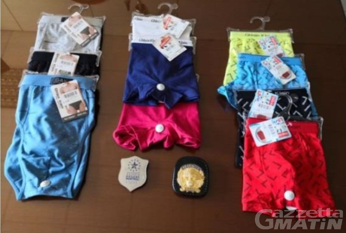Sequestrati 545 capi d’abbigliamento contraffatti in un negozio di Aosta Sequestrati 545 capi d’abbigliamento contraffatti in un negozio di Aosta