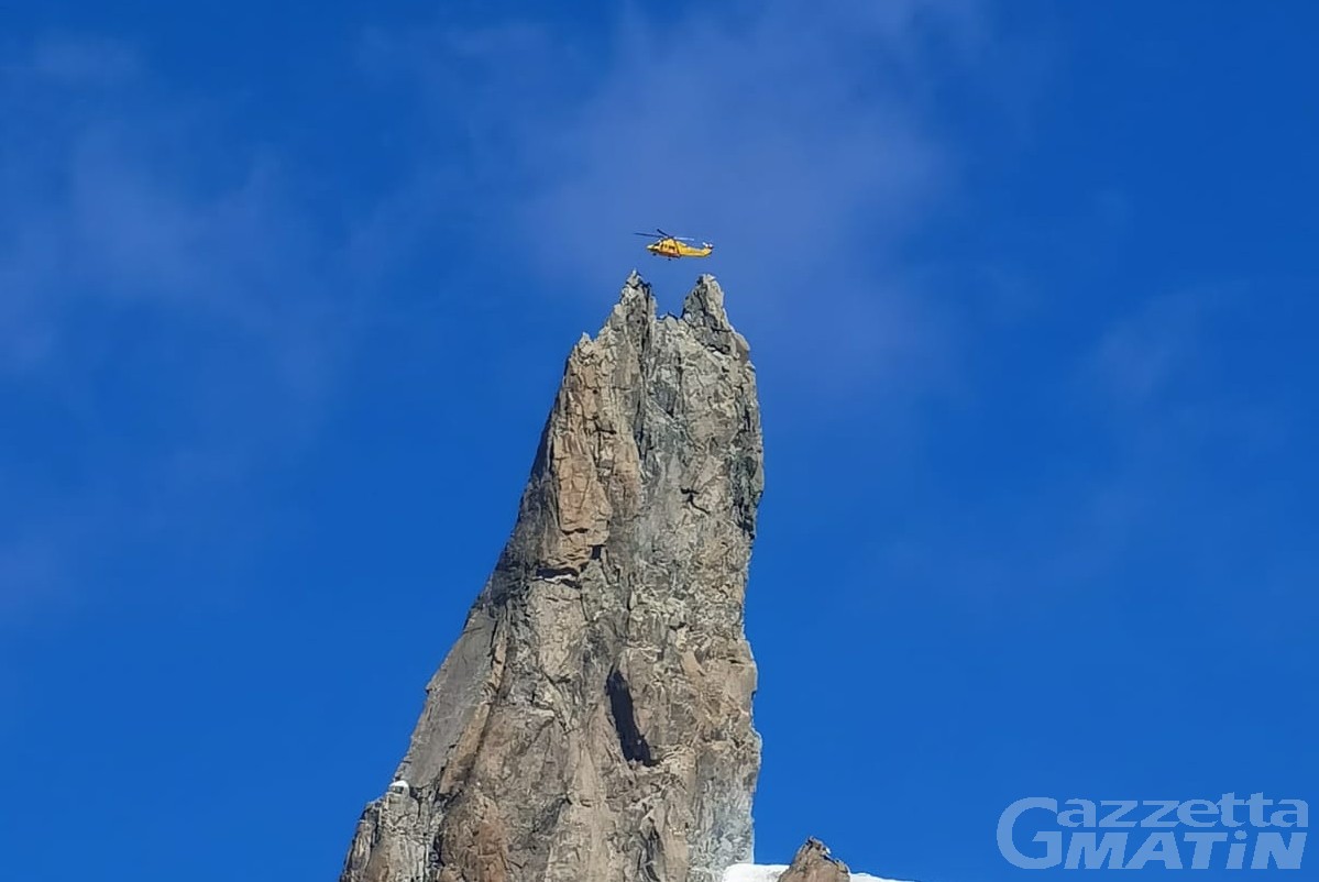 Monte Bianco, alpinisti rimangono sospesi nel vuoto: tratti in salvo dal SAV Monte Bianco, alpinisti rimangono sospesi nel vuoto: tratti in salvo dal SAV