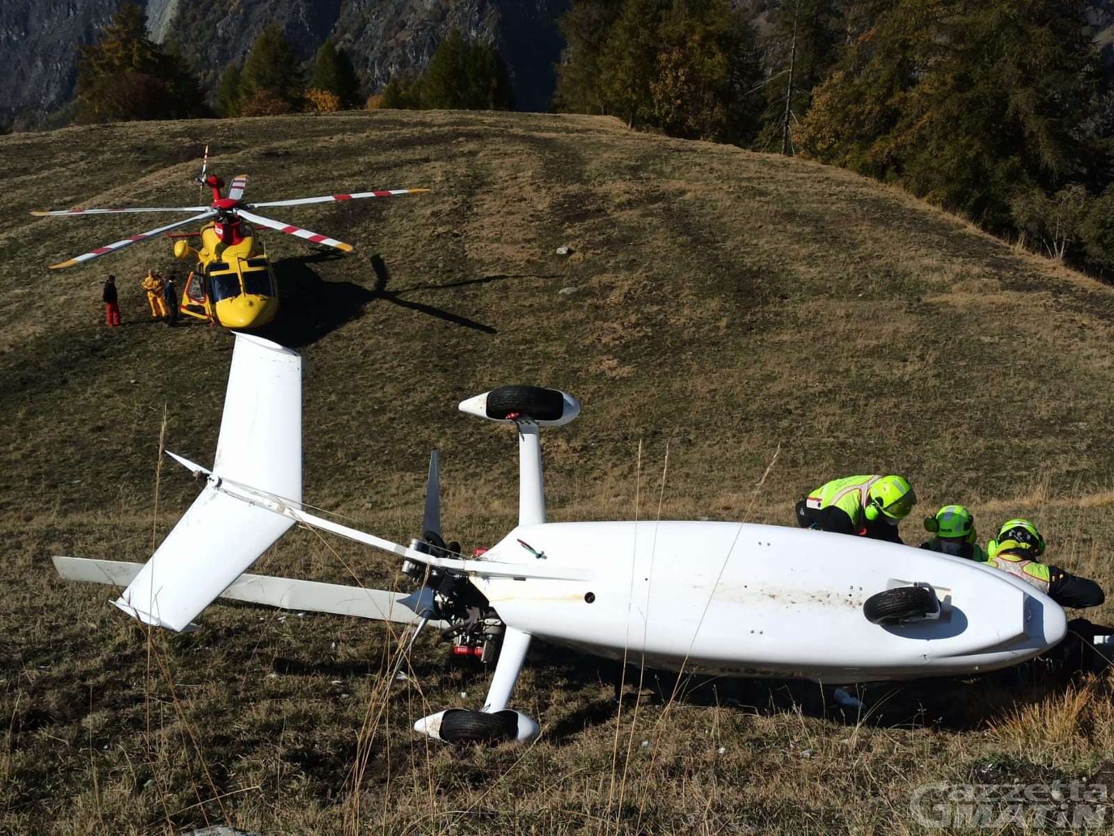 Chamois, “autogiro” si ribalta in fase di atterraggio: due feriti Chamois, “autogiro” si ribalta in fase di atterraggio: due feriti