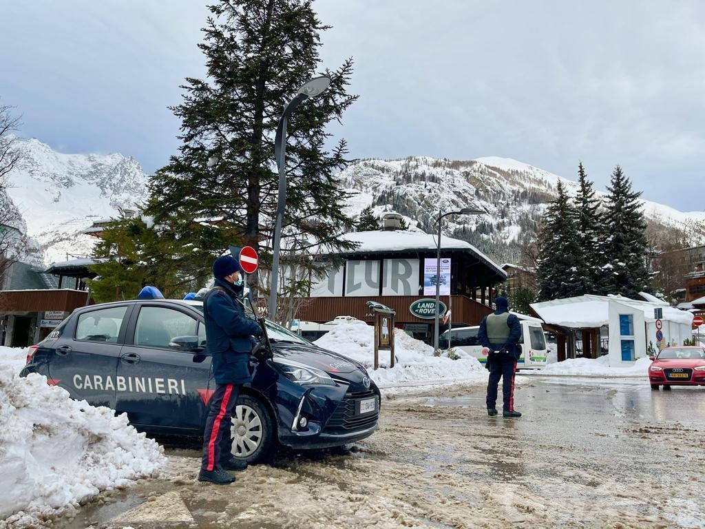Positivi al Covid-19, violano la quarantena: 4 denunciati a La Thuile e Morgex Positivi al Covid-19, violano la quarantena: 4 denunciati a La Thuile e Morgex