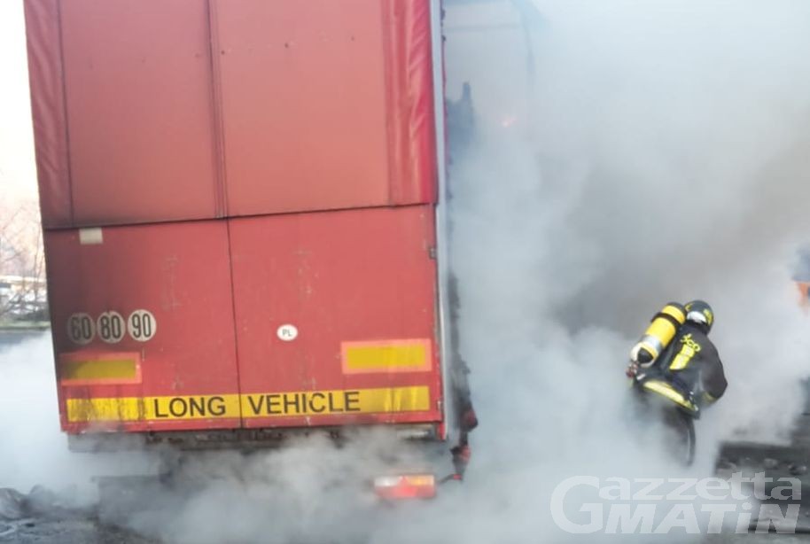 Tir in fiamme sull’A5: intervengono di Vigili del fuoco Tir in fiamme sull’A5: intervengono di Vigili del fuoco