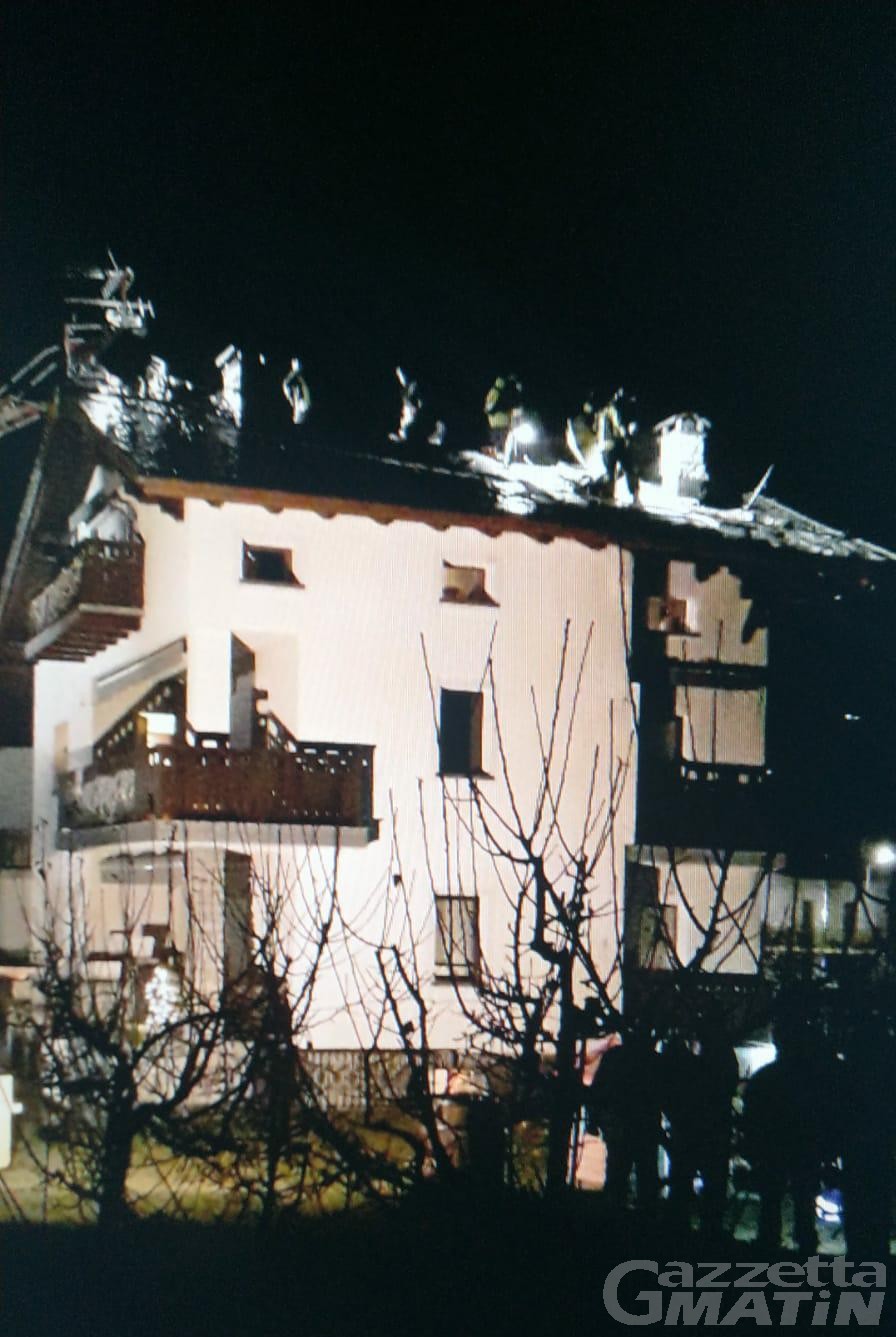 Aymavilles, tetto di casa in fiamme: intervento nella notte dei vigili del fuoco Aymavilles, tetto di casa in fiamme: intervento nella notte dei vigili del fuoco