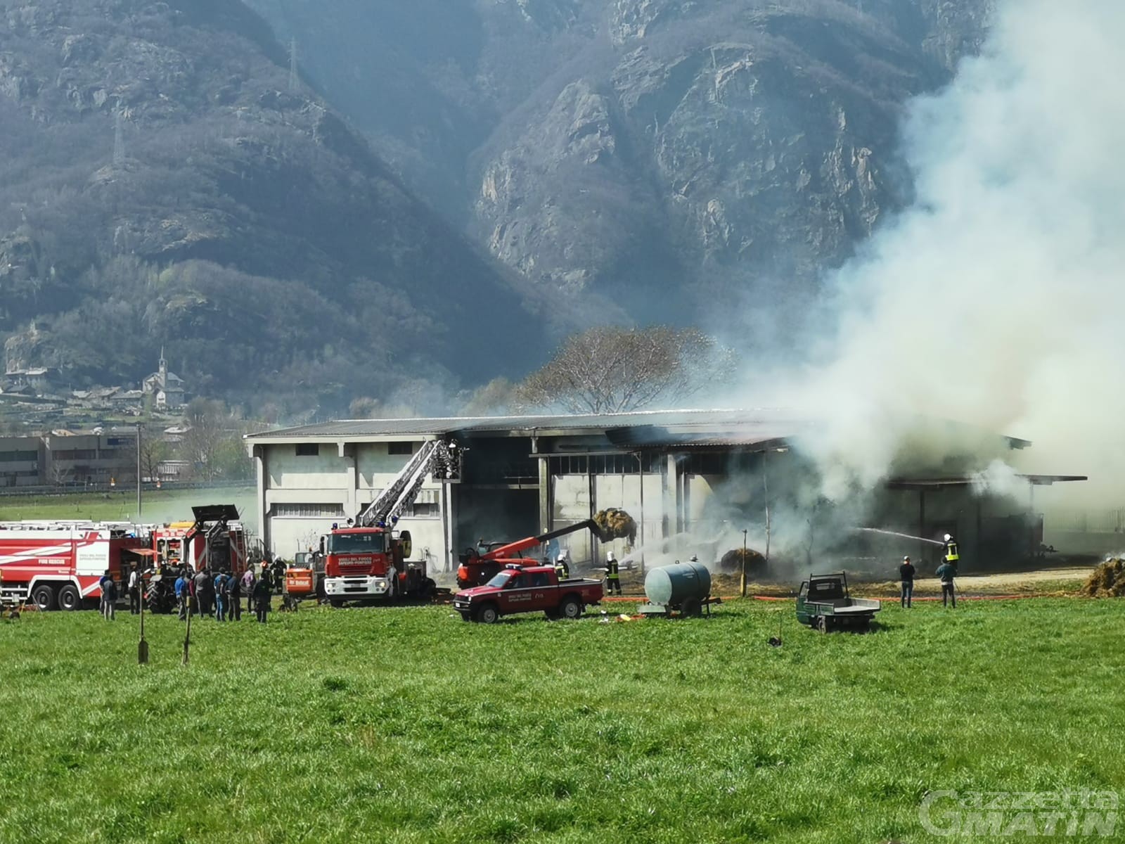 Donnas, fienile in fiamme: intervento dei Vigili del fuoco Donnas, fienile in fiamme: intervento dei Vigili del fuoco