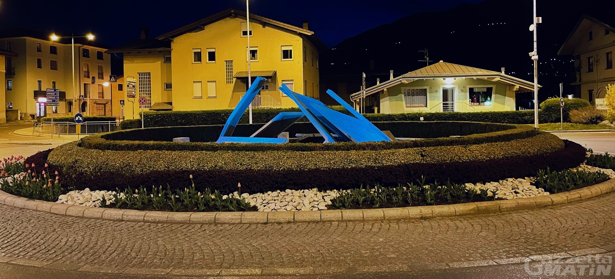 Giornata sull’autismo, a Charvensod la rotonda di Pont-Suaz si illumina di blu Giornata sull’autismo, a Charvensod la rotonda di Pont-Suaz si illumina di blu