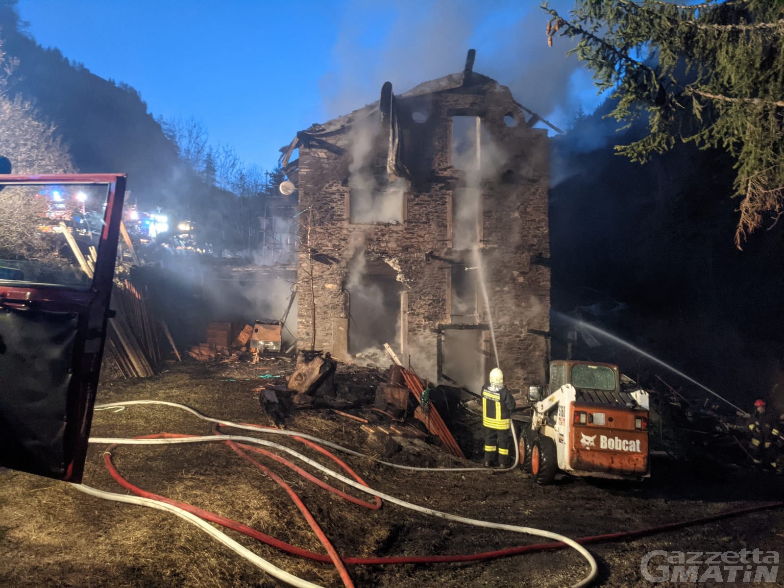 Incendio: distrutta a Les Fabriques di Nus la casa simbolo dell’alluvione 2000 Incendio: distrutta a Les Fabriques di Nus la casa simbolo dell’alluvione 2000