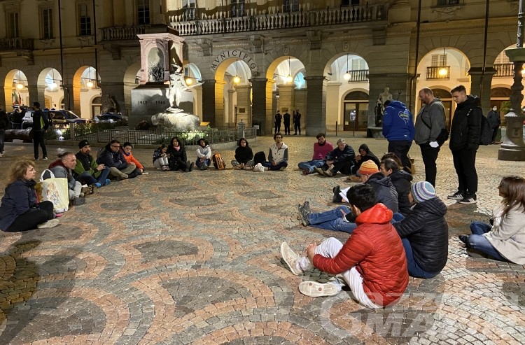 Aosta, disobbedienti in piazza: «qui per difendere la nostra libertà» Aosta, disobbedienti in piazza: «qui per difendere la nostra libertà»