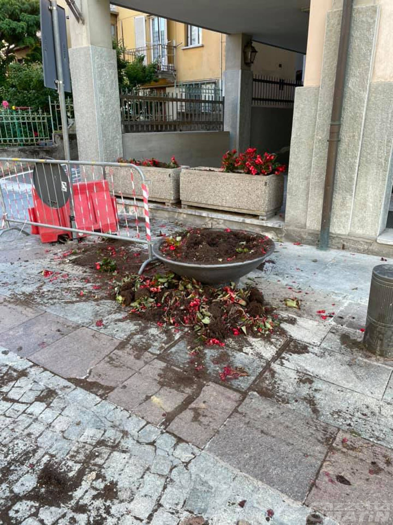 Saint-Vincent: ubriaco ribalta fioriera e panchine, denunciato Saint-Vincent: ubriaco ribalta fioriera e panchine, denunciato